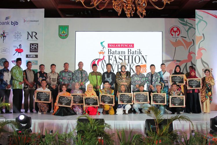 Ketua Deskranasda Kota Batam Marlina Agustina Rudi memperkenalkan Batik khas batam yakni Batik Ikan Marlin