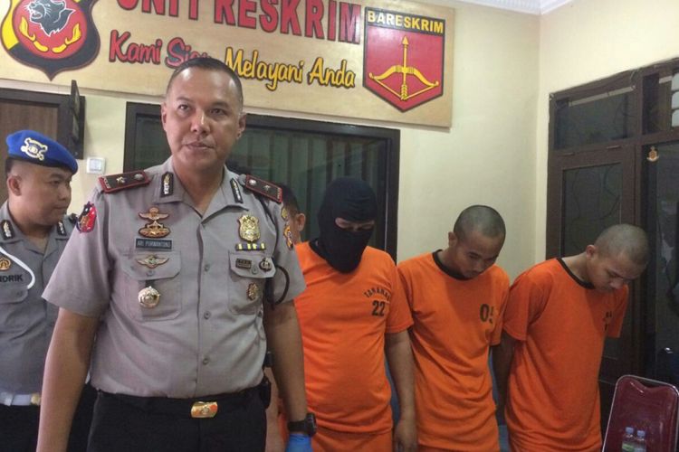 Kapolsek Lengkong Kompol Purwanto tengah merilis penangkapan kawanan begal di Bandung yang kerap meresahkan masyarakat