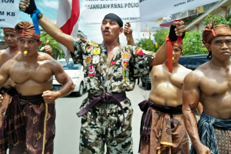 Kopral Bagyo dan 4 Binaragawan melakukan aksi Jalan kaki sebagai Ucapan Selamat Atsa Pernikahan Putri Jokowi