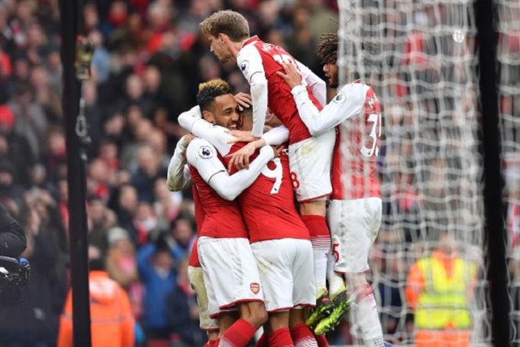Para pemain Arsenal merayakan gol Pierre-Emerick Aubameyang ke gawang Stoke City pada pertandingan Premier League di Stadion Emirates, Minggu (1/4/2018). 