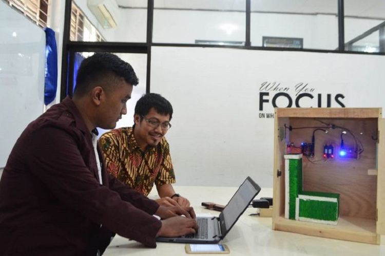 Mahasiswa Institut Teknologi Telkom (ITT) Purwokerto bernama Muhammad Faiq yang merancang alat  pendeteksi asap rokok berbasis internet of things.