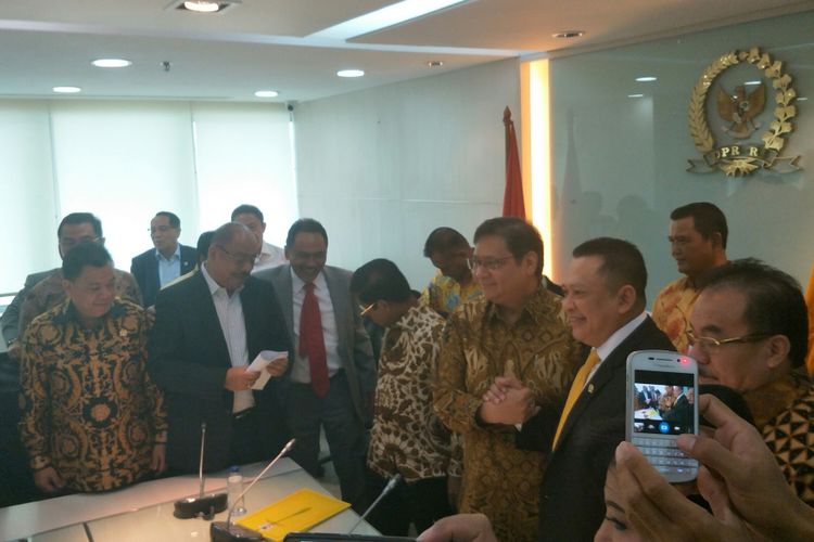 Ketua Umum Partai Golkar Airlangga Hartarto menunjuk Bambang Soesatyo sebagai Ketua DPR menggantikan Setya Novanto di ruang rapat Fraksi Partai Golkar, Kompleks Parlemen, Senayan, Jakarta, Senin (15/1/2018)