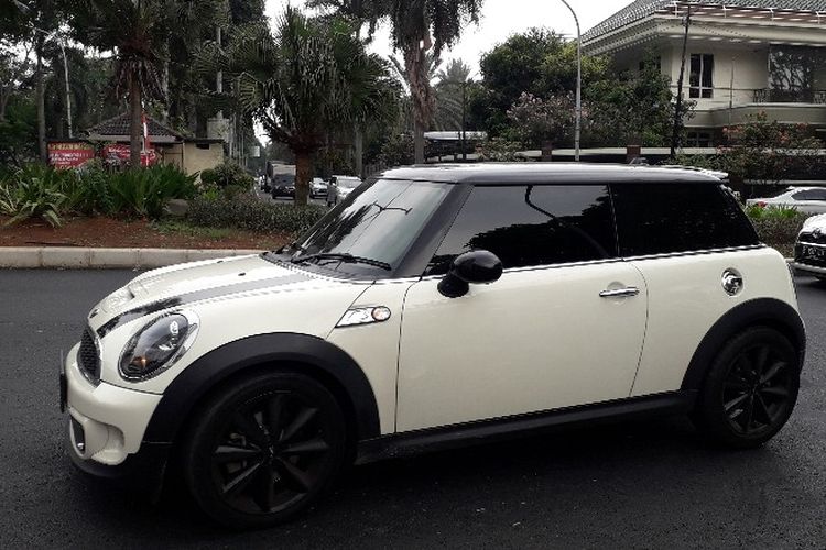 Sebuah mobil Mini Cooper S berpelatnomor B 118 VNA ditegur petugas razia gabungan pengesahan surat tanda nomor kendaraan (STNK) di Jalan Puri Indah, Kembangan, Jakarta Barat pada Rabu (27/11/2018). 