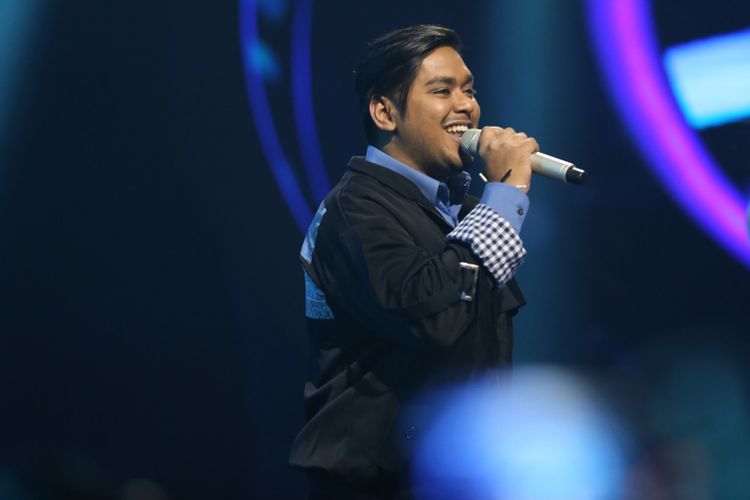 Finalis Ahmad Abdul saat tampil dalam acara Indonesian Idol 2018 di Studio 11, MNC Studios, Kebon Jeruk, Jakarta Barat, Selasa (13/2/2018). Sejumlah kontestan tampil berkolaborasi saat memasuki Top 10 Indonesian Idol 2018.