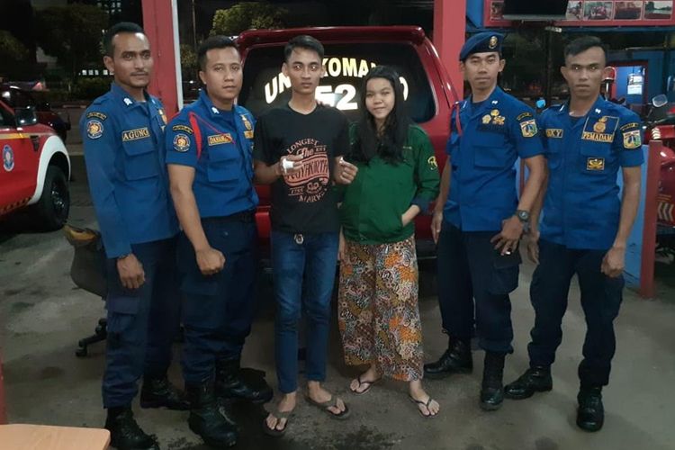 Petugas Sudin PKP Jakarta Timur bantu seorang warga lepaskan cincin dari jarinya, Senin (15/7/2019).