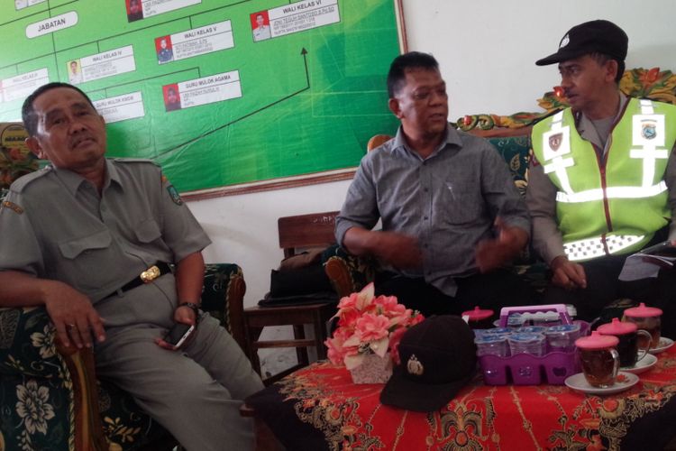 Kepala SDN Losari 2 Ploso, Kabupaten Jombang, Ahmad Anas (kiri), bersama aparat dari Kepolisian Sektor Ploso, melakukan koordinasi pasca peristiwa keracunan yang dialami puluhan murid, Selasa (6/11/2018).