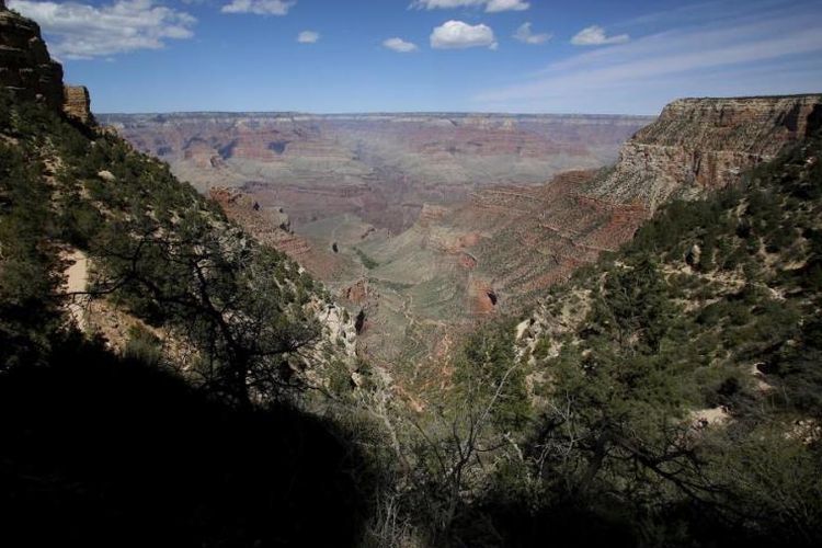Helikopter yang membawa enam turis dan seorang pilot terjatuh ke dalam jurang di Grand Canyon, Arizona, Sabtu (10/2/2018).