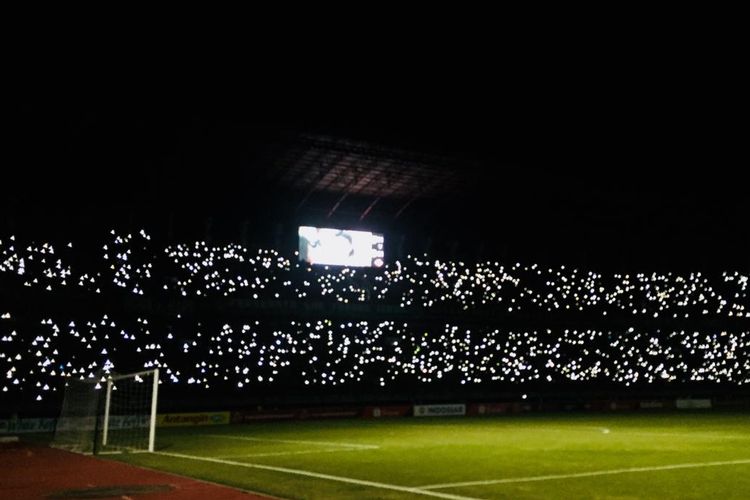 Pertandingan Liga 1 2019 antara Persebaya Surabaya vs PS Tira Persikabo diwarnai lampu padam di Stadion Gelora Bung Tomo, 21 Juli 2019. 