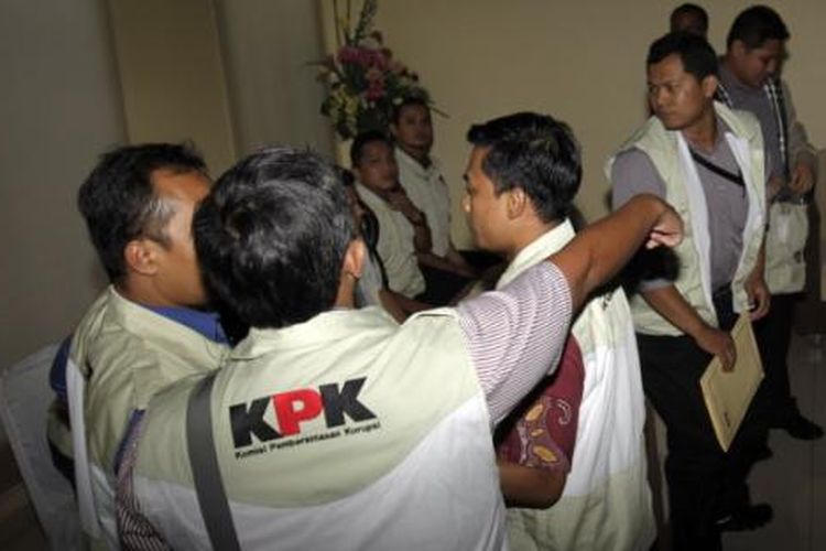 Ilustrasi penyidik KPK: Penyidik Komisi Pemberantasan Korupsi tiba di kantor DPP Partai Keadilan Sejahtera di Jalan TB Simatupang, Jakarta Selatan, Rabu (15/5/2013). Kedatangan KPK untuk menyita enam mobil yang diduga terkait kasus korupsi impor daging sapi.