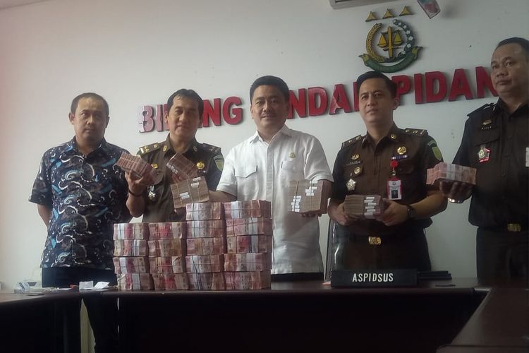Uang sebesar Rp 2,3miliar diterima oleh Kejaksaan Tinggi Sumatera Selatan dari terdakwa Muhammad Teguh yang terjerat kasus korupsi bandara Atung Bungsu di kota Pagalaram, Rabu (13/3/2019).