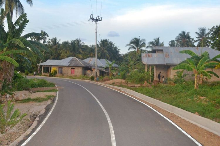 Kondisi jalan di salah satu pulau di Provinsi Maluku.