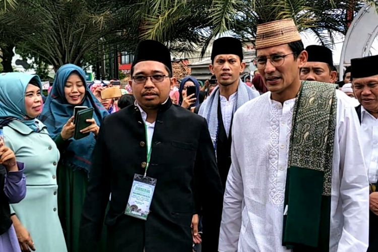 Wakil Gubernur DKI Jakarta, Sandiaga Uno menghadiri acara Maulid Nabi di Masjid Jami Nurul Falah, Karang Tengah, Lebak Bulus, Jakarta Selatan, Minggu (3/12/2017).