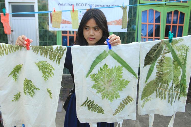 Hasil pembuatan motif dengan menggunakan daun di Galeri Wong Kito.