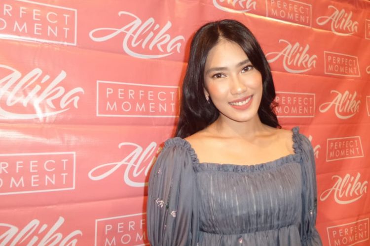 Alika Islamadina berpose di Lounge XXI Plaza Senayan, Jakarta Pusat, Senin (20/3/2018). Ia merilis album bertajuk Perfect Moment.