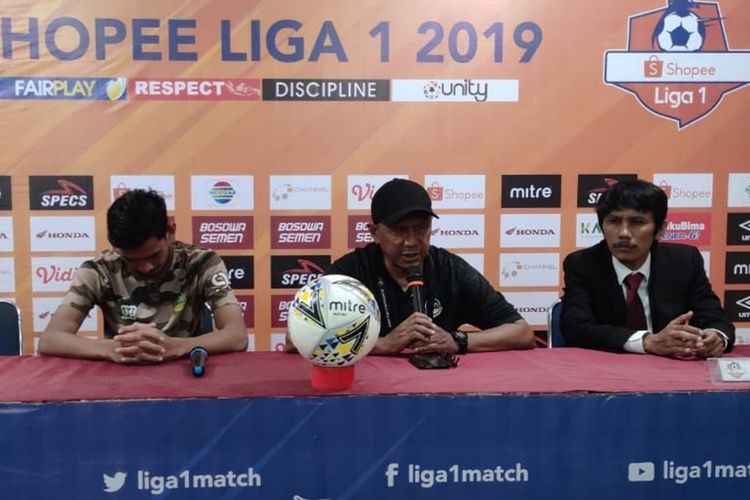 Pelatih PS Tira-Persikabo Rahmad Darmawan (tengah) saat menghadiri konferensi pers usai laga melawan PSM Makassar, Kamis (19/9/2019).