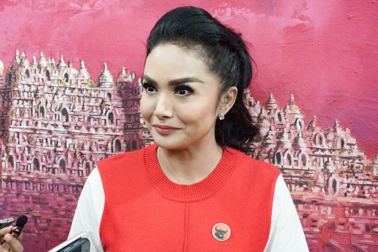 Diva pop Krisdayanti saat ditemui di DPP PDI Perjuangan di Menteng, Jakarta Pusat, Senin (30/7/2018).