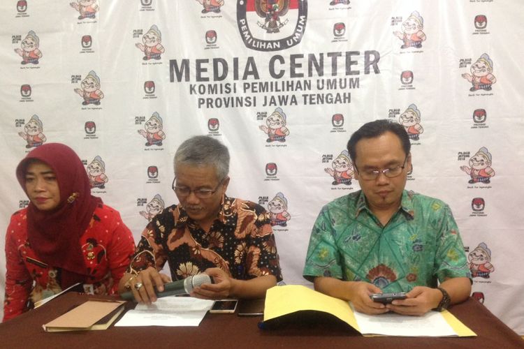 Ketua KPU Jateng Joko Purnomo (tengah) bersama komisioner saat jumpa media di Semarang, Kamis (18/1/2018)