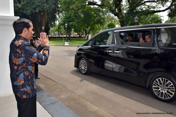 Presiden Joko Widodo melepas kepergian Presiden keenam RI Susilo Bambang Yudhoyono usai pertemuan di Istana Merdeka, Kamis (9/3/2017).