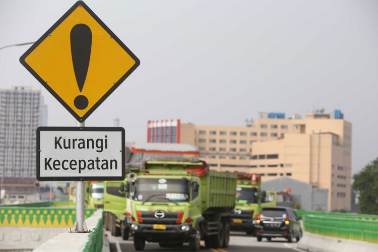 Komisi Keamanan Jembatan dan Terowongan Jalan (KKJTJ), Kementerian Pekerjaan Umum dan Perumahan Rakyat (Kemen PUPR) bersama Dinas Pekerjaan Umum Bina Marga Provinsi DKI melakukan pengujian beban terhadap ruas di jalan layang tranjakarta koridor 13, Jakarta, Kamis (20/7/2017). Sebanyak 25 truk dengan beratan muatan batu arang dengan berat 30 ton untuk pengujian dinamis dan 40 ton untuk pengujian beban dinamis digunakan sebagai salah satu perangkat dalam proses pengujian kelayakan ruas jalan yang membentang dari Ciledug hingga Tendean.