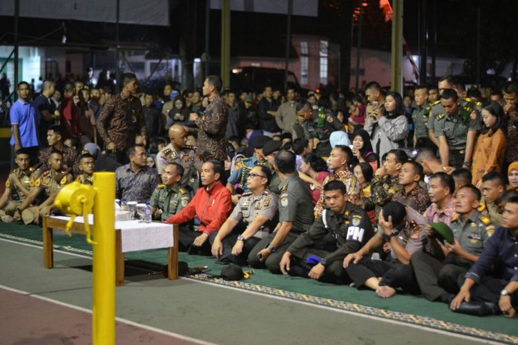 Presiden Joko Widodo nonton bareng film G 30 S PKI bersama ratusan warga Bogor, di Makorem Bogor, Jumat (29/9/2017). 
