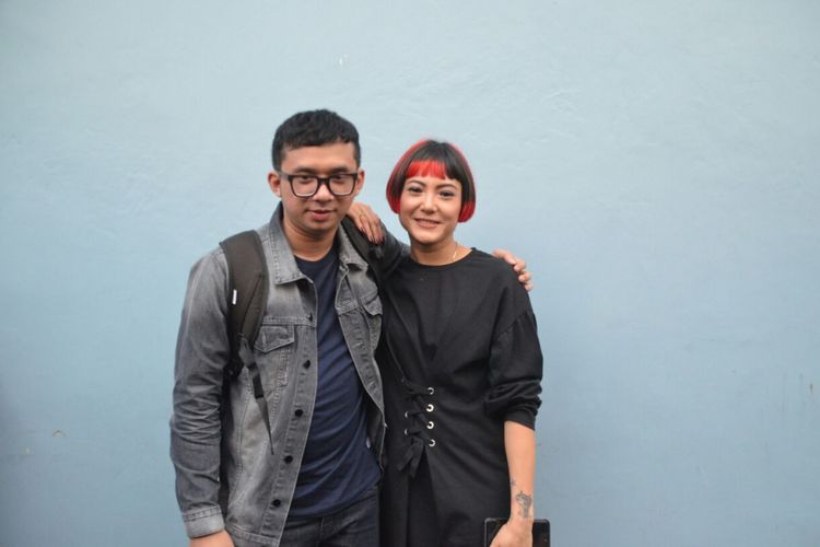Poppy Sovia dan calon suaminya Oki saat ditemui di kawasan Tendean, Jakarta Selatan, Selasa (19/12/2017).