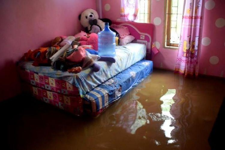 Ratusan rumah yang berada di Lingkungan Wakonti, Kelurahan Kadolokatapi, Kecamatan Wolio, Kota Baubau, Sulawesi Tenggara, terendam banjir. Banjir terjadi akibat derasnya hujan dan meluapnya aliran anak sungai yang berada di sekitar Lingkungan Wakonti. 
