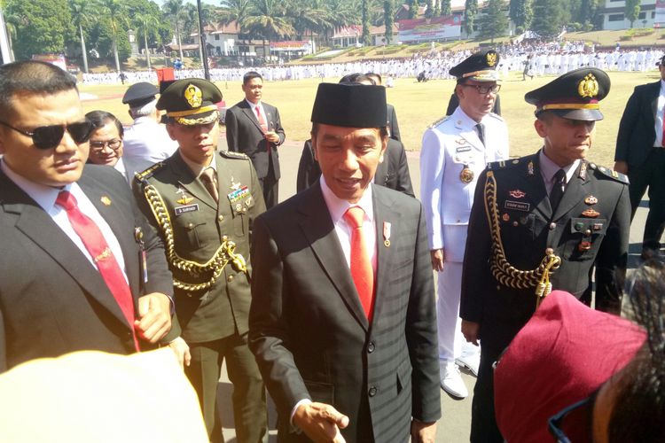 Presiden RI Joko Widodo tengah bersalaman dengan orangtua Praja IPDN usai melantik 1.456 lulusan Pamong Praja Muda IPDN.