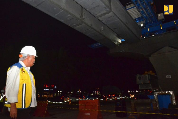 Menteri PUPR Basuki Hadimuljono saat mengecek pekerjaan konstruksi Tol Jakarta-Cikampek II (Elevated).