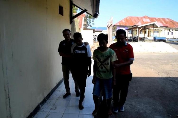 Polres Buton, Sulawesi Tenggara, kembali menangkap tiga orang pelaku pembakaran delapan unit kendaraan polisi di Desa Lawele, Kecamatan Lasalimu, Kabupaten Buton.  Ketiga pelaku tersebut berhasil ditangkap setelah bersembunyi dan keluar dari dalam hutan di Kecamatan Sorawolio, Kota Baubau.