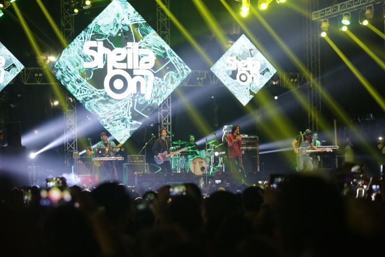 Penampilan Sheila On 7 saat di acara The 90s Festival di Gambir Expo Kemayoran, Jakarta, Sabtu (10/11/2018). Festival musik ini menghadirkan sejumlah band yang eksis pada tahun 90an diantaranya Padi, Sheila On 7, Rif, Wayang dan lain-lain.