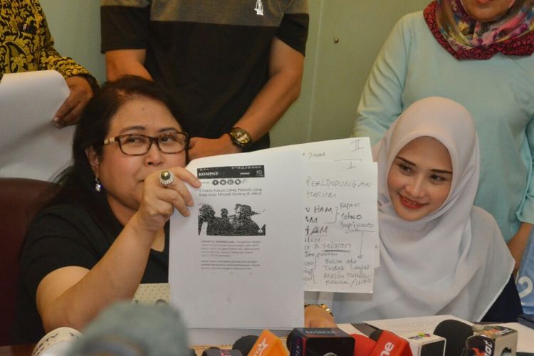 Istri Mandala Shoji, Deanova Safriana (kanan) dan kuasa hukum Mandala, Elza Syarief saat ditemui di kawasan Menteng, Jakarta Pusat, Sabtu (9/2/2019).