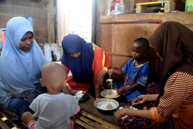 Nasib istri dan kelima anak, Rasilu, seorang tukang becak yang divonis 1,8 tahun oleh Pengadilan Negeri Ambon, akibat penumpangnya meninggal dunia akibat diserempet mobil, semakin kesulitan setiap harinya.  Untuk makan setiap hari, semakin susah dan tiga orang anaknya yang masih sekolah terancam putus sekolah karena tidak ada biaya. 