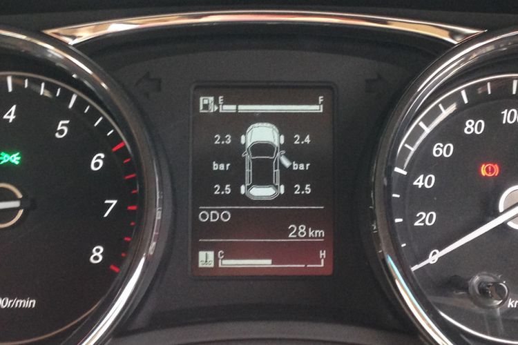 Fitur Tire Pressure Monitoring System (TPMS) yang ditampilkan pada meter cluster.