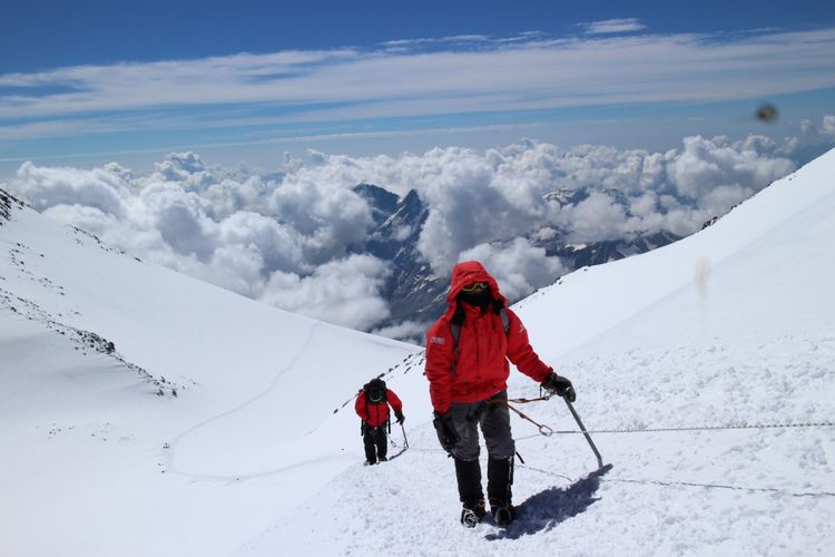 Tim BRI-BRAWIJAYA ELBRUS EXPEDITION IMPALA UB summit attack, trek pendakian semakin terjal. Satu sama lain terhubung dengan tali, 16 Agustus 2017.