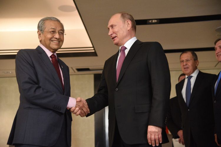 Perdana Menteri Malaysia Mahathir Mohamad (kiri) berjabat tangan dengan Presiden Rusia Vladimir Putin dalam pertemuan bilateral di sela forum ASEAN di Singapura.