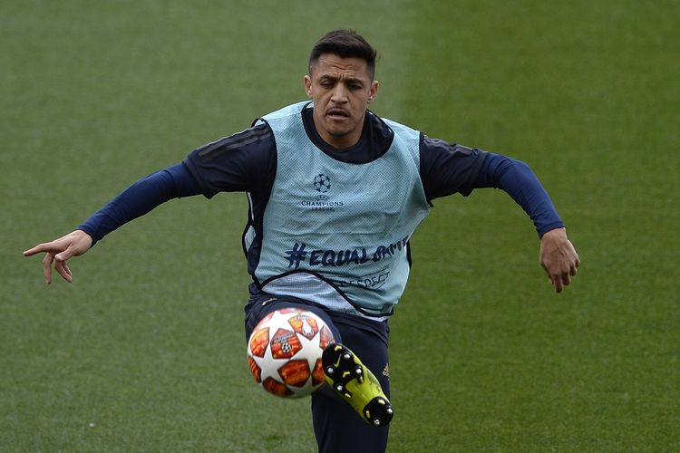 Penyerang Manchester United, Alexis Sanchez, menjalani sesi latihan di Stadion Camp Nou jelang laga leg kedua perempat final Liga Champions melawan Barcelona, Senin (15/4/2019).