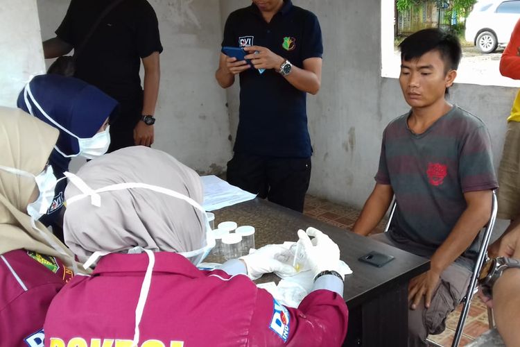 Pemeriksaan urine kepada para sopir di terminal Palembang oleh Ditres Narkoba Polda Sumsel, Selasa (28/5/2019). Hasilnya, tiga sopir dinyatakan positif menggunakan narkoba.
