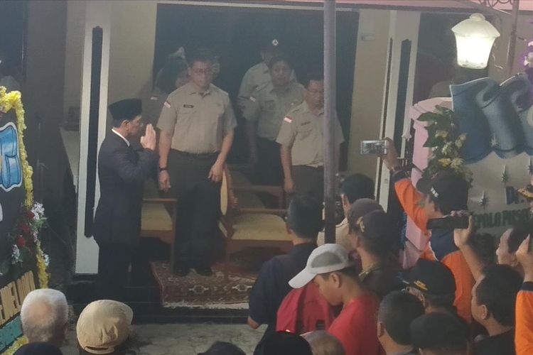 Kepala Badan Nasional Penanggulangan Bencana (BNPB) Letjen TNI Doni Monardo memimpin upacara pelepasan jenazah Kepala Pusat Data Informasi dan Humas (Pusdatinmas) BNPB Sutopo Purwo Nugroho di rumah duka Surodadi RT 007/RW 009, Siswodipuran, Boyolali, Jawa Tengah, Senin (8/7/2019).