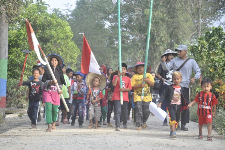 Warga RT 24 menggelar Upacara Kemerdekaan RI ke 74 di tepi lubang bekas Tambang Batu Bara di Kelurahan Sangasanga Dalam, Kecamatan Sangasanga, Kutai Kertanegara Kaltim, Sabtu (17/8/2019). Lubang ini kini jadi kolam bak danau pegintau nyawa manusia.