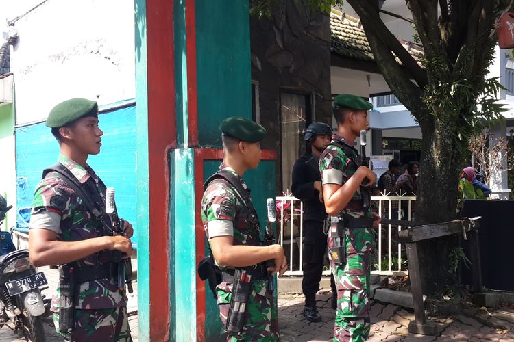 Sejumlah personel pengamanan bersiaga di Kelurahan Sumbersari Kota Malang, Rabu (17/4/2019). Kantor kelurahan itu sempat dipenuhi mahasiswa yang meminta difasilitasi untuk bisa memilih.