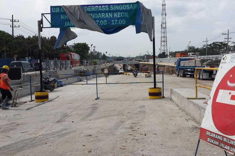 Suasana pembangunan Underpass Karanglo Exit Tol Pandaan-Malang di Kecamatan Singosari, Kabupaten Malang, Kamis (9/5/2019)