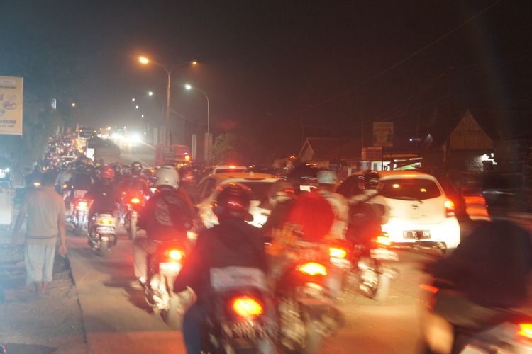 Pemudik sepeda motor mulai melintasi jalur arteri Karawang pada Rabu (25/5/2019) malam. 
