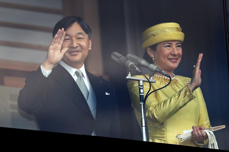 Kaisar Jepang Naruhito (kiri) didampingi Permaisuri Masako menyampaikan sambutannya saat penampilan publik pertama mereka di Istana Kekaisaran di Tokyo, Jepang, Sabtu (4/5/2019).