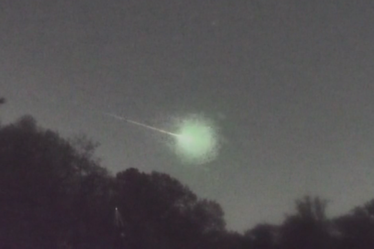 Meteor hijau berpendar terang di langit Amerika Selasa Malam.