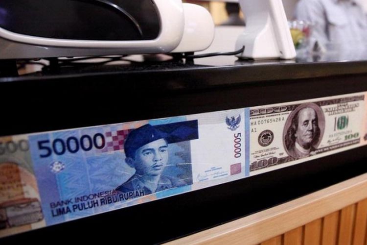 Imitasi berbagai macam valuta asing termasuk Rupiah dan Dollar Amerika Serikat menghiasi tempat penukaran valuta asing PT. D8 Valasindo di Jakarta Selatan, Senin (15/4/2013). 