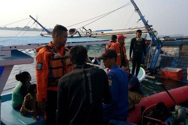 Upaya penyelamatan penumpang kapal nelayan KM Sinar Mulya terbalik di perairan Kepulauan Seribu, Kamis (4/7/2019) pagi.

