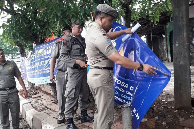 Satpol PP membongkar sebagian lapak Pasar Jabon, RW 010, Meruya Utara, Kembangan, Jakarta Barat pada Rabu (17/10/2018).