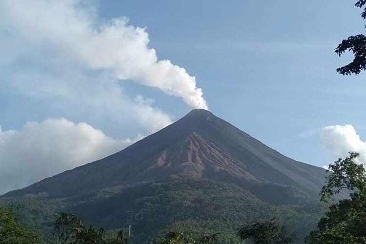 Gunung Karangetang tampak jelas mengeluarkan asap putih tebal di kawah utama dan bertekanan gas kuat lebih kurang 400 meter. Sedangkan kawah dua juga mengeluarkan asap putih sedang dengan tekanan gas sedang 150 meter.