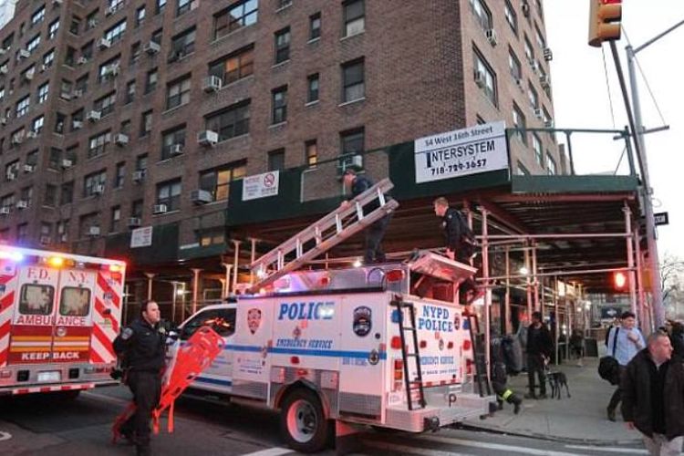 Petugas kepolisian dan medis di luar gedung apartemen di Manhattan, New York, tempat gadis berusia 14 tahun jatuh setelah melompat dari lantai 15, Rabu (18/4/2018).