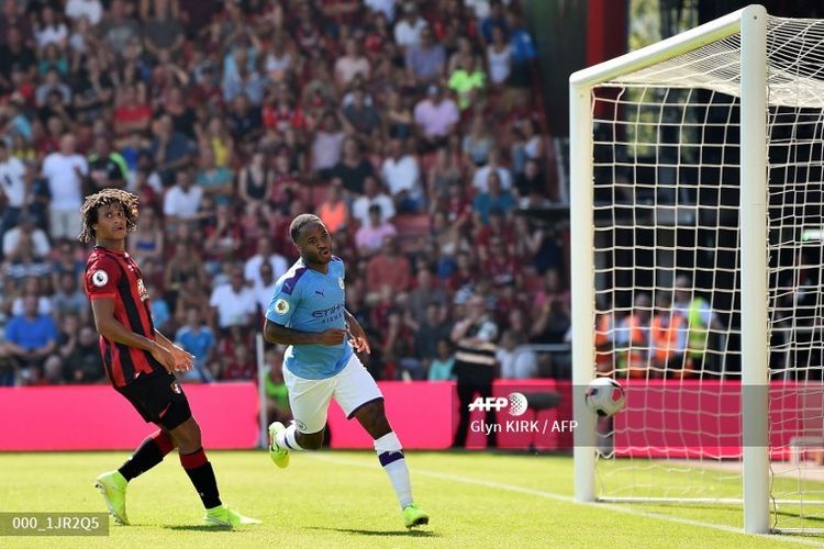 Pemain sayap Manchester City, Raheem Sterling (kanan), berselebrasi seusai mencetak gol kedua timnya ke gawang Bournemouth, di Stadion Dean Court, Minggu (25/8/2019). 